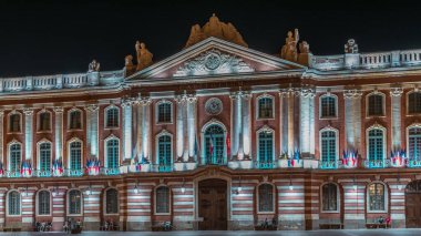 Capitole de Toulouse gece vakti hiperhız gösterileri Fransa 'nın başkenti Toulouse' un tarihi belediye binasını ve şehir merkezindeki Place du Capitole meydanını aydınlattı
