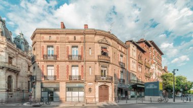 Panorama, Fransa 'nın Toulouse kentindeki Rue du Languedoc ve Theodore Ozenne kavşağında tarihi tuğla cephelerini gösteriyor. Canlı şehir merkezindeki Carmes metro istasyonu yakınlarındaki dükkanlar, kafeler, yol trafiği