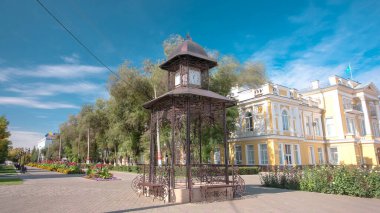 Uralsk 'ın Kalbinde Saat Pavyonu olan Güzel Bir Parkın Zaman Hızı. Batı Kazakistan 'da Mavi Bulutlu Gökyüzüne Karşı Bir Yaz Günü Huzurlu Güzelliği Açılıyor