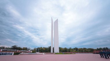 Uralsk, Kazakistan 'daki İkinci Dünya Savaşı Anıtı Zaman Hızlandırması. Bulutlu Gökyüzü Altında Geçmişteki Fedakarlıkları ve Kahramanlığı Onurlandıran Ayık Bir Övgü