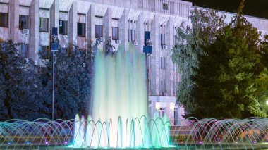 Uralsk 'teki eğlence çeşmesi Tornado' da gece zaman ayarlı hiperhız. Aydınlatılmış park ve binalar. Şehrin göbeğinde yaya bölgesi var. Kazakistan