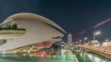 Panorama, Valencia 'daki Palau de les Arts Reina Sofia' nın havai fişek gösterisinden önceki zaman çizelgesini gösteriyor. Fütürist kıvrımları olan ve geceleri havuzları yansıtan ikonik opera binası. İspanya.