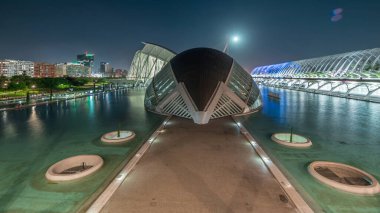 Panorama, Valencia 'nın Sanat ve Bilim Şehri' nin fütüristik mimarisine yansıyan dolunay ile baş döndürücü zaman çizelgesini gösteriyor. Büyüleyici bir İspanyol kültürel simgesi
