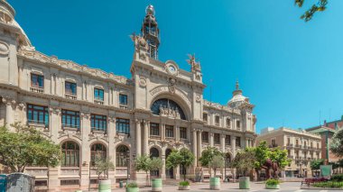 Valensiya 'daki tarihi posta ofisi (Palau de les Comunicacions) Belediye Binası Meydanı' nda (Plaza del Ayuntamiento Meydanı) zaman aşımına uğradı. Süslü cephe, trafik ve İspanya şehir merkezinde mavi bir gökyüzü..