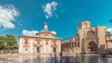 Valencia Plaza de la Virgen 'in panoramik zaman atlaması, İspanya' nın mavi gökyüzü altındaki tarihi eski bir şehrin altında Basilica de la Virgen de los Desamparados ve Turia Fountain sergileniyor.
