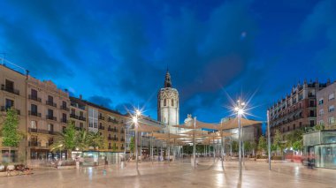 İspanya, Valencia 'daki Plaza de la Reina' da panoramik günden geceye geçiş süreleri aşırı hızlanıyor. Tarihi bir kilise kulesi, hareketli kafeleri ve akşam gökyüzünün altında merkezi bir çeşmesi olan canlı bir meydan..