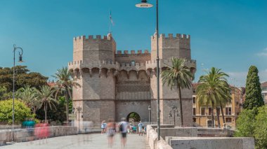 Serrans Towers (Torres de Serranos) İspanya 'nın Valencia şehrinde zaman aşımına uğradı. Şehrin antik duvarlarından gelen büyük bir ortaçağ kapısı. Mavi gökyüzü altındaki hareketli sokak manzaraları bu tarihi yeri çerçeveler.