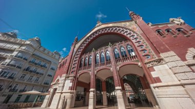 Valencia, İspanya 'da Mercado de Colon ön cephe zaman atlaması, çarpıcı Art Nouveau mimarisi sergileniyor. Güzelce restore edilmiş bir pazar binasında dükkanları ve kafeleri olan popüler turistik yerler.