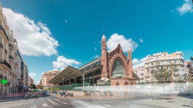 Valencia, İspanya 'da Mercado de Colon zaman atlaması, göz kamaştırıcı Art Nouveau mimarisi. Güzelce restore edilmiş bir pazar binasında dükkanları ve kafeleri olan popüler turistik yerler..
