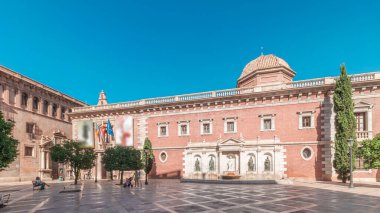 Panorama, tarihi Museo del Patriarca müzesi, heykeller ve Patrik Kilisesi 'nin yer aldığı, Valencia' daki Patrik Okul Meydanı 'nı gösteriyor. Açık mavi gökyüzü, İspanya.