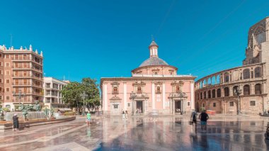 Panorama Valencia 'nın Plaza de la Virgen' ini gösteriyor, Katedral 'i sergiliyor, Basilica de la Virgen de los Desamparados ve Turia Fountain İspanya' nın tarihi eski gökyüzü altında