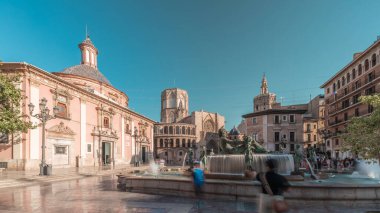 Valencia Plaza de la Virgen 'in zaman çizelgesini gösteren panorama, İspanya' nın tarihi gökyüzü altında Turia Fountain, Cathedral ve Basilica de la Virgen de los Desamparados 'u sergiliyor.