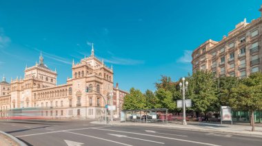Panorama, İspanya, Valladolid Plaza de Zorrilla 'da Süvari Akademisi' nin zaman çizelgesini gösteriyor. Karmaşık mimarisi olan tarihi askeri bina, bulutlu mavi bir gökyüzünün altında kalabalık şehir manzarası ile çevrili.