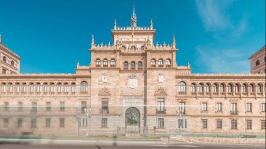 Panorama, İspanya, Valladolid Plaza de Zorrilla 'da Süvari Akademisi zaman çizelgesi gösteriyor. Karmaşık mimarisi olan tarihi askeri bina, mavi bulutlu gökyüzünün altında kalabalık şehir manzaralarıyla çevrili.