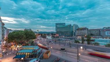 Schwedenplatz hava gecesi. İsveç Meydanı, Viyana 'nın orta kesiminde, Tuna Kanalı' nda yer alan ve en önemli toplu taşıma kavşaklarından biridir. Eski ve modern binalar