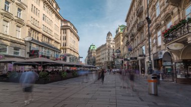 Graben Caddesi 'nde Viyana' nın ana caddesinde birçok dükkan ve restoran bulunan insanlar yürüyor. Pestsaule adındaki sütun, son büyük salgının sona ermesinden sonra açıldı.