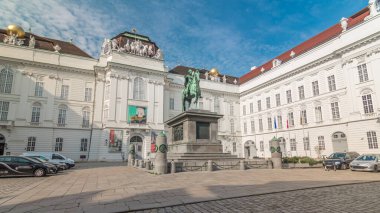 Viyana 'daki Hofburg Sarayı' nda Josefsplatz Meydanı 'nda ata binen Kutsal Roma İmparatoru II. Joseph' in binicilik heykeli. Arkaplanda Avusturya Ulusal Kütüphanesi