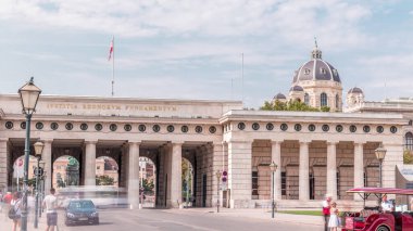 Güneşli bir günde Viyana şehrinde Ringstrasse ile birlikte dış kale kapısının (Burgtor) dış cephesi. Mavi bulutlu gökyüzü. Hofburg bölgesi 1818 'de kuruldu.