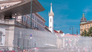 Tarihi binalar, kule, turist otobüsleri, insanlar ve Viyana şehir merkezindeki trafik ile Albertina Meydanı 'nın hava zaman çizelgesi