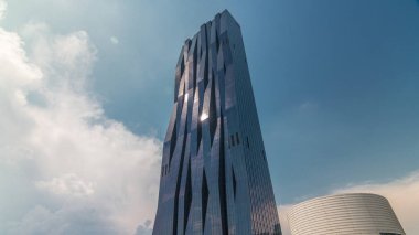 Donaustadt Tuna Şehri zaman atlaması, Avusturya 'nın Viyana kentinde gökdelenleri ve iş merkezleri bulunan modern bir semttir. Modern kuleler ve mimari, parlayan güneş ışığını yansıtıyordu.