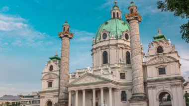 Avusturya, Viyana 'da Karlsplatz Meydanı' nda Karlskirche. İnsanlar çeşmede yürüyor ve oturuyorlar. Tipik bir barok mimarisi olan Rektoratskirche adında Katolik bir kilisedir..