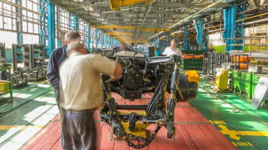 Konveyör montajı, traktörün gövdesini büyük endüstriyel fabrika zaman diliminde sahneleyecek. Çerçeve montajı, Chassis ve süspansiyon kurulumu ve diğer bölümler.