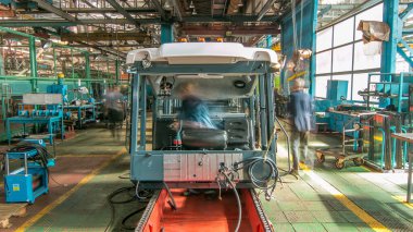 Konveyör montajı, traktörün gövdesini büyük endüstriyel fabrika zaman diliminde sahneleyecek. Kabin montajı içeriden, kurulum parçaları