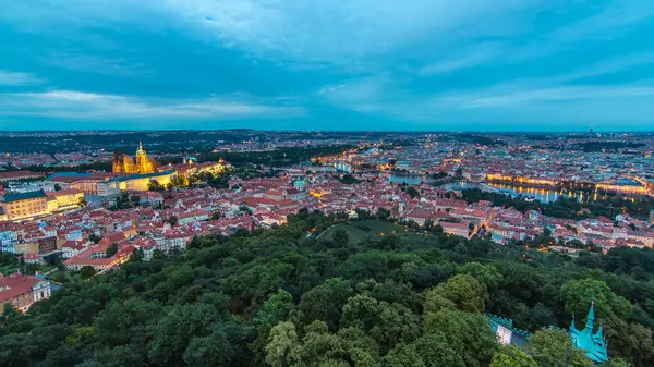 Gün batımından sonra Çek Cumhuriyeti 'ndeki Petrin Gözlem Kulesi' nden Prag şehrine geçiş zamanı panoramik görüntüsü. Yaz akşamında bulutlu bir gökyüzü