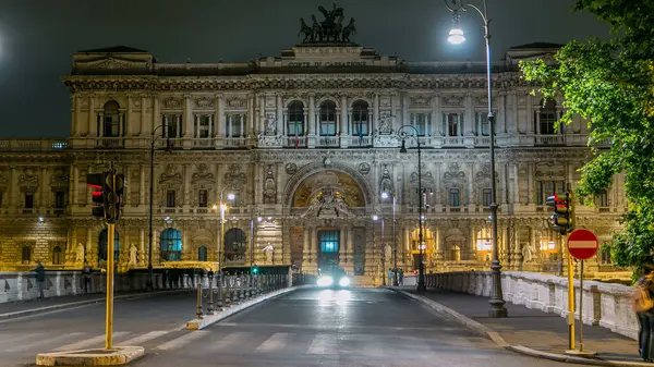Adalet Sarayı (Palazzo di Giustizia), Ponte Sant 'Umberto köprüsü olan adliye binası. Yollarda trafik vardı. Roma, İtalya.