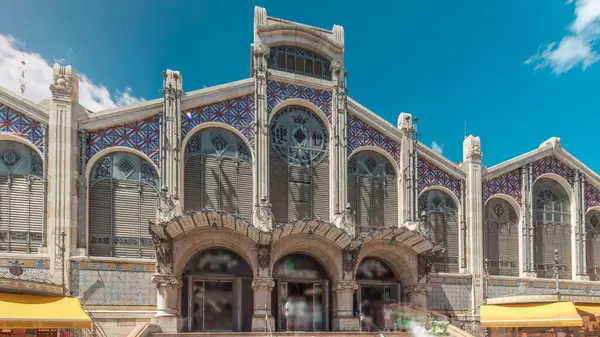 Valencia Merkez Pazarı zaman aşımına uğradı. Çarpıcı mimarisi, boyalı camları, kubbesi ve fayans detayları olan tarihi bir kamu pazarı. Market Meydanı 'nda, Santos Juanes Kilisesi yakınlarında. İspanya