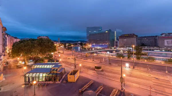Schwedenplatz Hava Gecesi Zamanlaması. İsveç Meydanı, Viyana 'nın orta kesiminde, Tuna Kanalı' nda yer alan ve en önemli toplu taşıma kavşaklarından biridir. Eski ve modern binalar