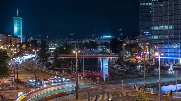 Schwedenplatz hava gecesi. İsveç Meydanı, Viyana 'nın orta kesiminde, Tuna Kanalı' nda yer alan ve en önemli toplu taşıma kavşaklarından biridir. Eski ve modern binalar