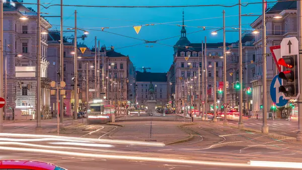 Schwarzenbergplatz Meydanı 'ndaki Schwarzenberg Anıtı Viyana' daki geçiş zamanı. Avusturya. Tramvaylar ve arabalar kavşakta trafik