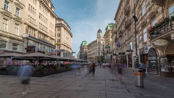 Graben Caddesi 'nde Viyana' nın ana caddesinde birçok dükkan ve restoran bulunan insanlar yürüyor. Pestsaule adındaki sütun, son büyük salgının sona ermesinden sonra açıldı.