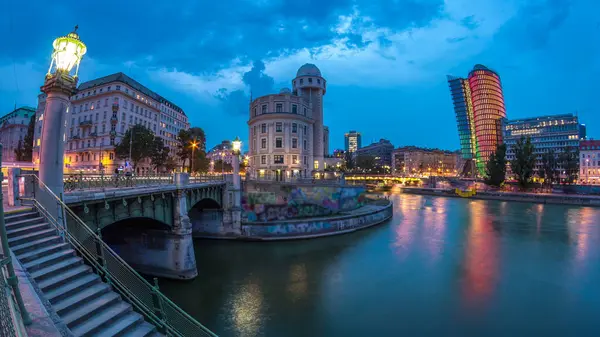Viyana 'daki Uranya' nın panoramik manzarası diğer binalar ve Tuna Kanalı 'ndan geceye geçiş zamanı. Uranya bir kamu eğitim enstitüsü ve gözlemevi.