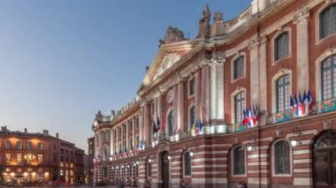 Capitole de Toulouse 'da gece gündüz geçiş zamanı hiperhızlandırılmış şehir merkezi ve Fransa' nın tarihi merkezi Toulouse, Capitole Meydanı 'nda akşam üstü gökyüzü altında sergilenmektedir.