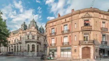 Panorama, Fransa 'nın Toulouse kentindeki Rue du Languedoc ve Theodore Ozenne kavşağında tarihi tuğla cephelerini gösteriyor. Canlı şehir merkezindeki Carmes metro istasyonu yakınlarındaki dükkanlar, kafeler, yol trafiği