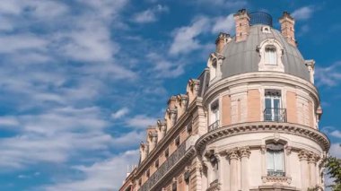 Toulouse, Occitanie, Fransa 'daki Rue de Metz zaman kavşağı, tarihi cepheleri, dükkanları, kafeleri ve mavi bulutlu gökyüzü. Şehrin göbeğinde canlı bir şehir manzarası