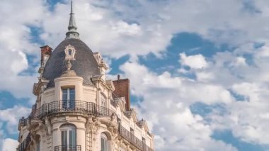 Fransa 'nın Toulouse şehrinde Rue du Languedoc ve Theodore Ozenne kavşağındaki tarihi cephelerde. Mağazalar, Carmes metro istasyonu yakınlarındaki kafeler canlı şehir merkezinde bulutların altında mavi bir gökyüzünde