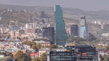 Tiflis 'teki cam otel ve ofis kuleleri, Georgia' nın gökdelenleri, Rustaveli Bulvarı 'nda. Etraftaki tarihi binalar. Bakış açısından bak
