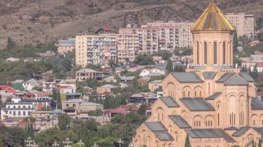 Tsminda Sameba Katedrali ya da Tiflis hava zaman çizelgesi Kutsal Üçlü Katedrali. Gürcistan 'ın Tiflis kentindeki Gürcistan Ortodoks Kilisesi' nin ana katedrali. Arka plandaki evler