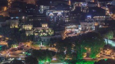 Gürcistan ve Avrupa Birliği bayraklarıyla Tiflis 'teki Avrupa meydanı, Rike Park ve eski şehrin merkezi. Kavşak ve nehir kıyısında trafik vardı.