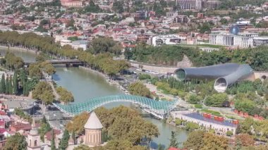 Barış Köprüsü 'nün uçuş zamanı, Kura Nehri üzerindeki yay şeklinde bir çelik ve camdan köprü, Rike Park' ı Gürcistan 'ın Tiflis kentindeki Eski Şehir' e bağlıyor. Rıhtımda trafik