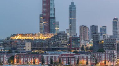 Hollanda Rotterdam 'daki Katendrecht yarımadası ve Maashaven limanının panoramik hava geçiş zamanı. Şehir silueti modern gökdelenler ve geleneksel Hollanda rıhtım evleri