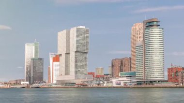Rotterdam silueti, Nieuwe Maas Nehri bankasından Wilhelminapier ve Kop van Zuid 'e kadar uzanır. Modern gökdelenler, bu yeniden geliştirilmiş eski liman bölgesindeki gemi terminali ve rıhtım.
