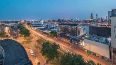 Maashaven 'daki kulelerin hava panoramik görüntüsü gece gündüz geçiş zamanlarında demirli gemilerle, Katendrecht ve Maas River, Rotterdam. Fabrika yakınındaki trafik ofis ve etkinlik alanına dönüştürüldü