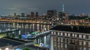 Maashaven 'daki aydınlık kulelerin üzerinde hava panoramik manzarası. Bağlı gemiler, Katendrecht ve Maas River, Rotterdam. Eski fabrika yakınlarındaki trafik ofis ve etkinlik alanına dönüştü