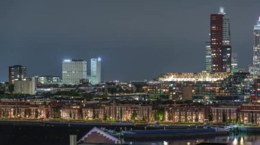 Hollanda Rotterdam 'daki Katendrecht Yarımadası ve Maashaven Limanı' nın panoramik zaman çizelgesi. Şehir silüeti, aydınlık modern gökdelenler ve liman evleri olan eski fabrikalar.