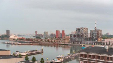 Güneş doğduktan sonra Maashaven 'da Katendrecht ve Maas Nehri' nin iç kısımlarına demirlemiş gemileriyle birlikte havadan izleniyor. Eski fabrika ofis ve etkinlik alanına dönüştü. Rotterdam, Hollanda