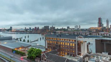 Rotterdam 'daki Katendrecht ve Maas Nehri' nin dramatik gökyüzü, Maashaven 'ın gündüz ve gece arası panoramik görüntüsü. Eski fabrika yakınlarındaki trafik ofis ve etkinlik alanına dönüştü